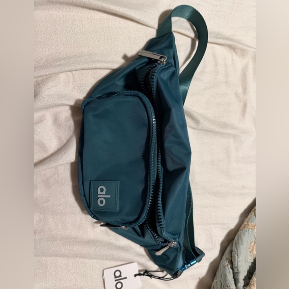 ALO Yoga Explorer Bag Winter Ivy - Picture 3 of 5